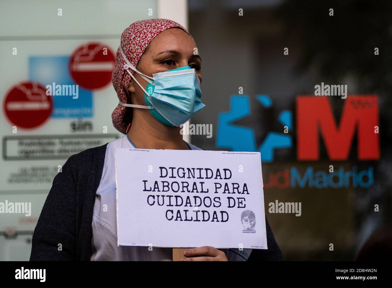 Madrid, Spanien. Oktober 2020. Eine Krankenschwester protestiert mit einem Plakat mit der Aufschrift "Arbeitswürde für eine qualitativ hochwertige Versorgung", während das Gesundheitspersonal im La Princesa Krankenhaus eine Demonstration gegen die mögliche Verlegung des Gesundheitspersonals in das neue Isabel Zendal Notkrankenhaus abhält, die die Regionalpräsidentin von Madrid Isabel Diaz Ayuso angekündigt hat. Isabel Zendal Emergency Hospital wird in den kommenden Tagen eingeweiht und wird eine Kapazität von 1,000 Betten für Coronavirus (COVID-19) Fälle haben. Quelle: Marcos del Mazo/Alamy Live News Stockfoto