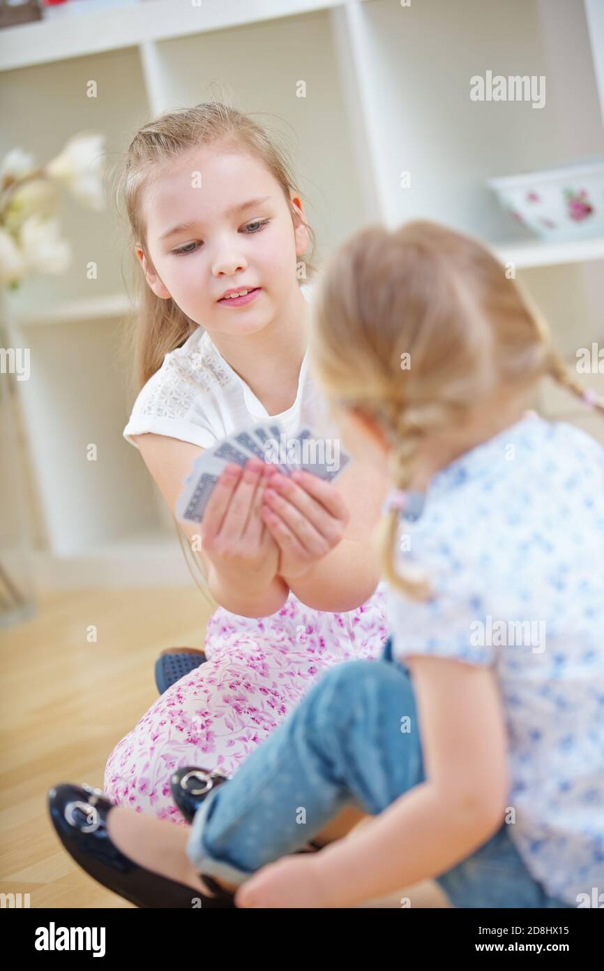 Zwei Geschwister spielen zu Hause Karten zusammen Stockfoto