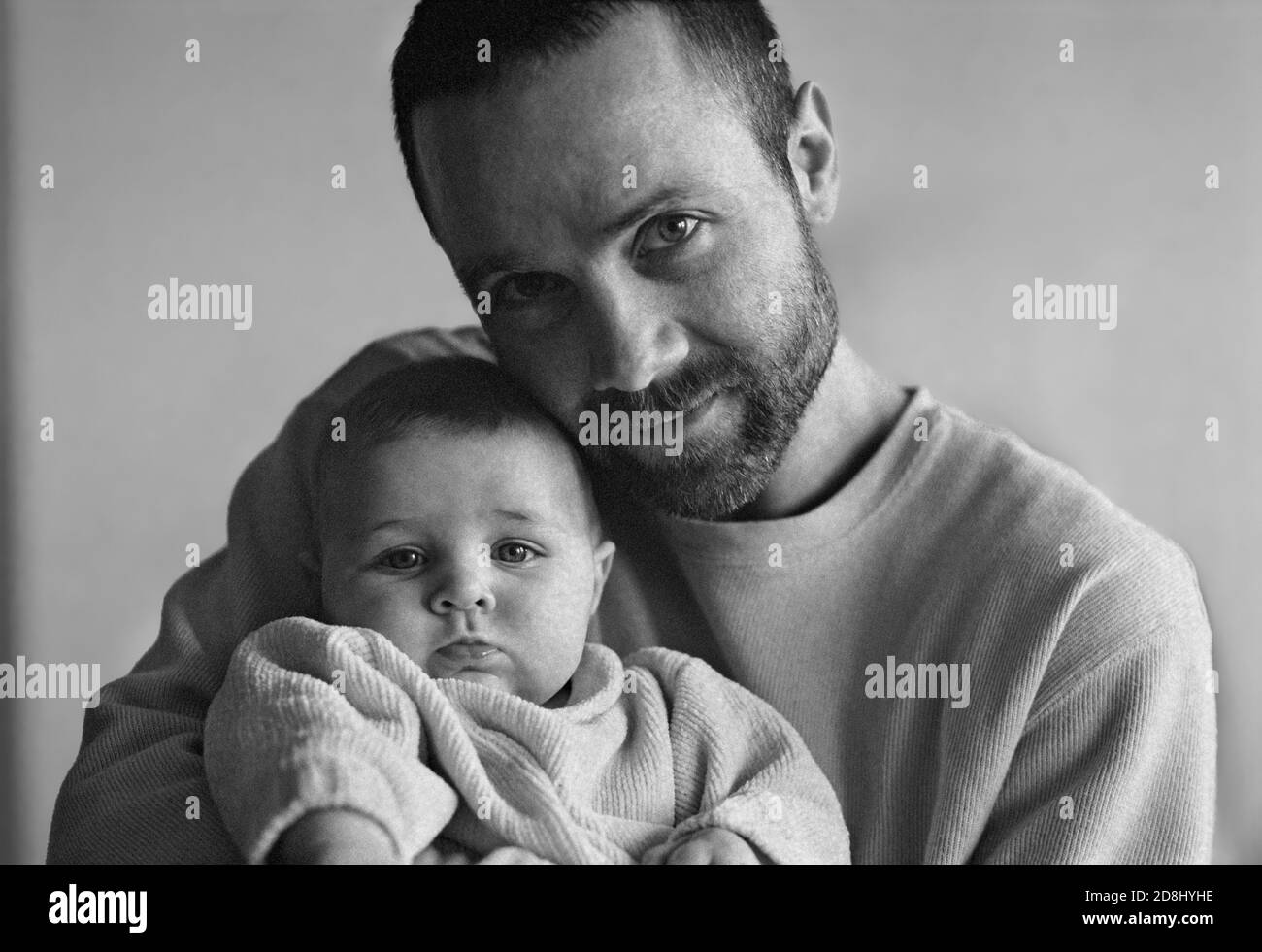 Papa mit seiner kürzlich geborenen Tochter Stockfoto
