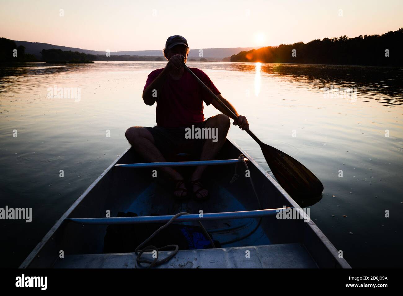 Kanufahren in der Abenddämmerung auf dem Susquehanna River in der Nähe von Harrisburg, Pennsylvania, USA. Stockfoto