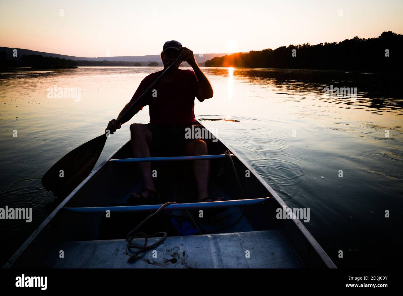 Kanufahren in der Abenddämmerung auf dem Susquehanna River in der Nähe von Harrisburg, Pennsylvania, USA. Stockfoto