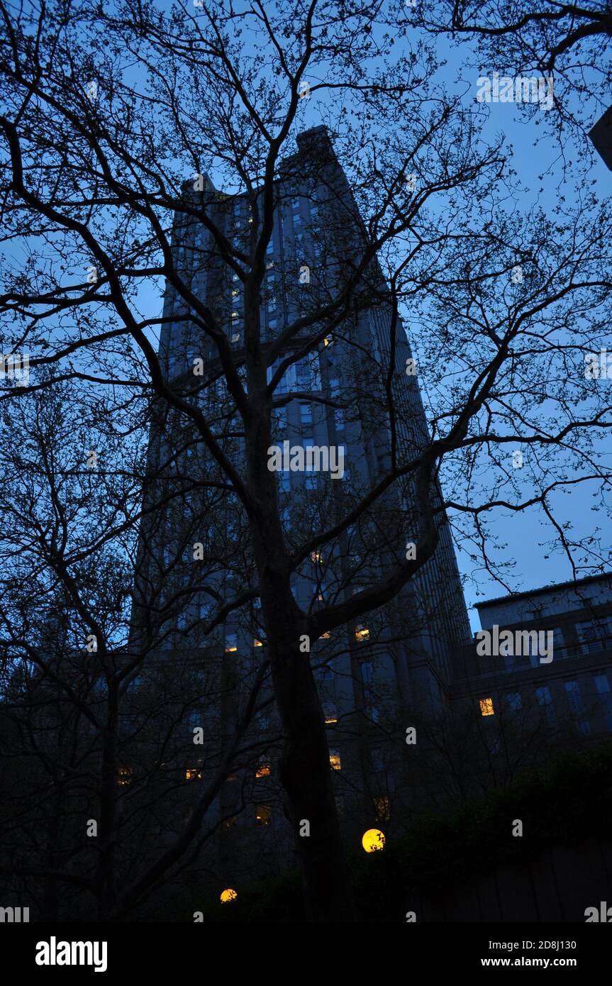 Schattiges Gebäude bei Nacht in New York City. Stockfoto