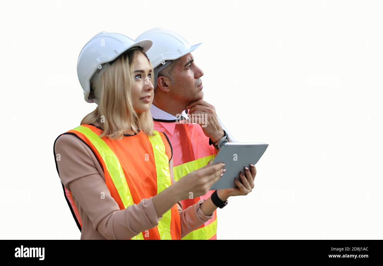 Ingenieurin mit weißem Helm auf einer Baustelle mit Geschäftsmann im Gespräch über Arbeitsplan, Ingenieur und archite Stockfoto