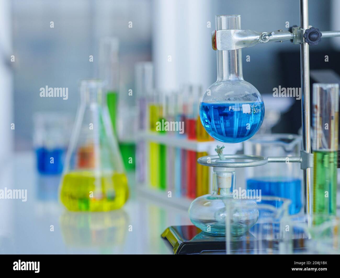 Laborgeräte, die in wissenschaftlichen Arbeiten verwendet werden und traditionell aus Glas hergestellt werden. Glas kann in viele Größen und Formen geformt werden und ist daher in chem üblich Stockfoto
