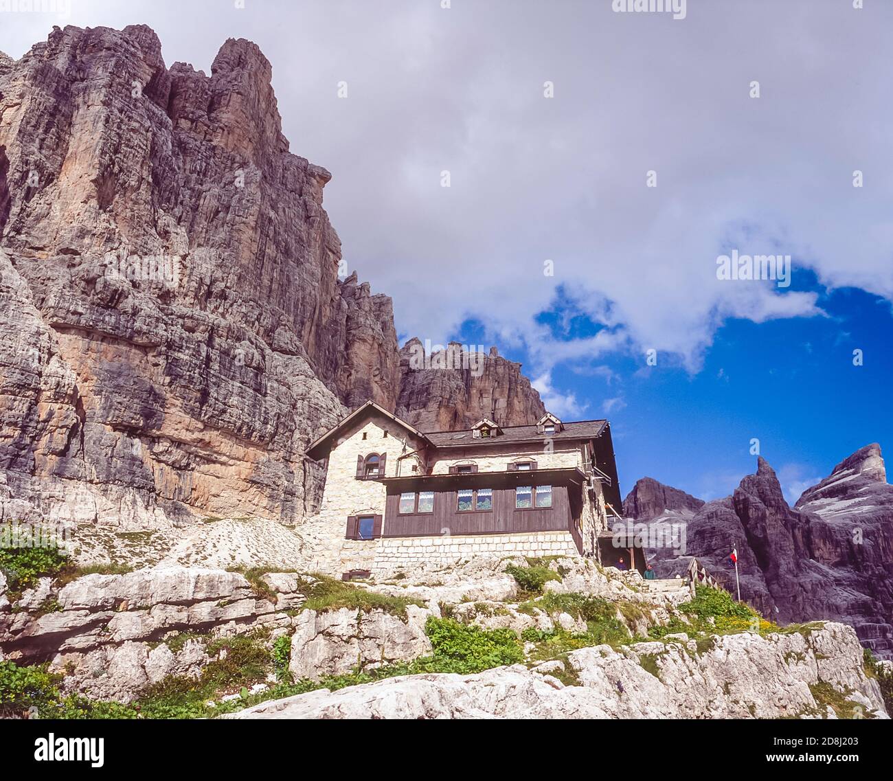 Italien. Trekking, Bergsteigen auf dem Bocchette Alte Weg mit Blick auf den Bocce del Tuckett Pass 2640m, wie es im Jahr 2004 war, von der Francis Fox Tuckett Hütte Hütte Hütte in der Brenta Dolomitengebirge in Norditalien in der Provinz Trient und der Region bekannt als Südtirol, Südtirol. Stockfoto