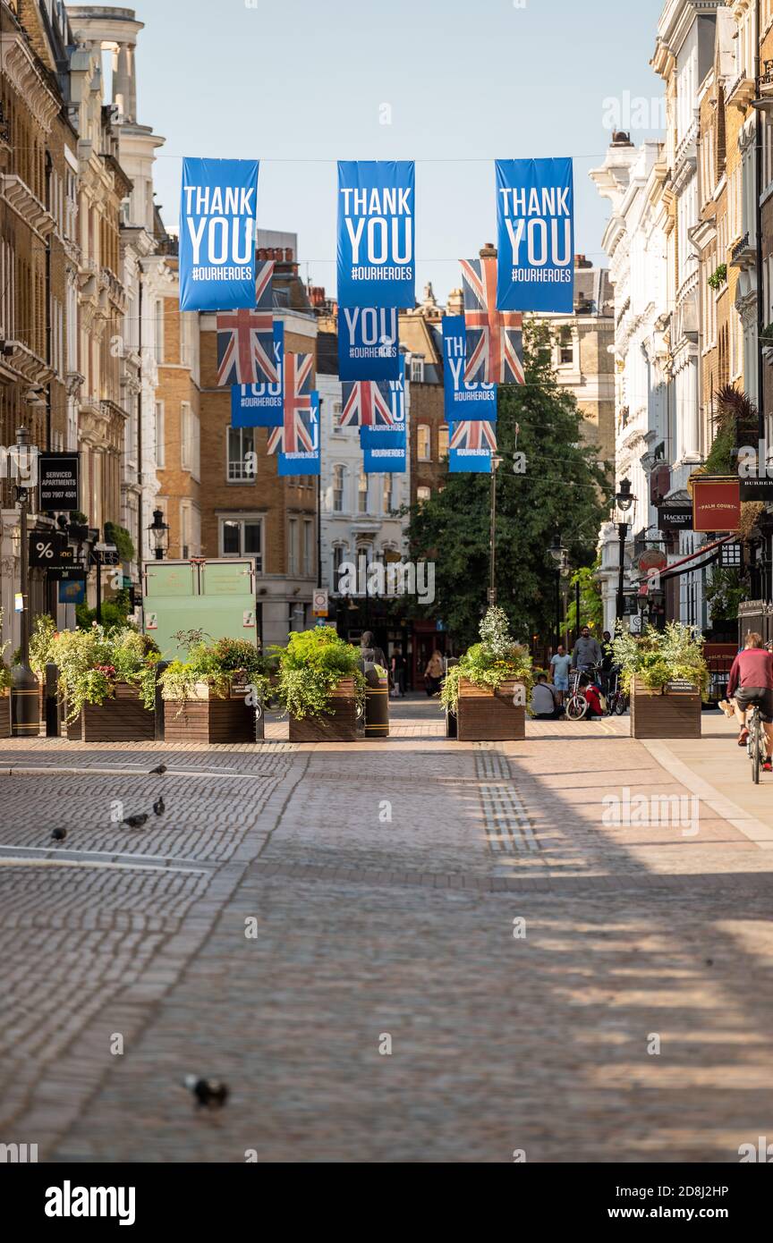 LONDON - 12. SEPTEMBER 2020: Vielen Dank an die Banner der Front und Union Jack Flags über der gepflasterten Straße in Covent Garden Stockfoto