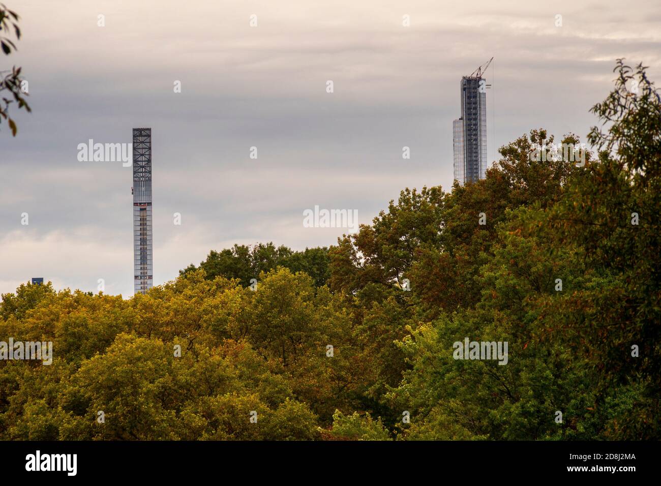 Milliardär's Row, eine Sammlung von superhohen Residenzen für die Uber-reichen vor allem in der West 57th Street, vom Central Park aus gesehen, am Sonntag, 25. Oktober 2020. (© Richard B. Levine) Stockfoto