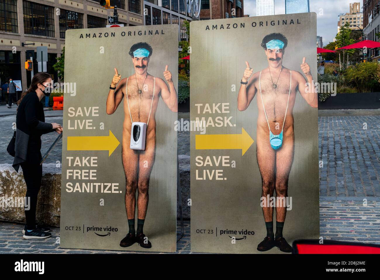 Die Arbeiter bereiten sich darauf vor, am Freitag, den 23. Oktober 2020, eine Handdesinfektionsmittel/Maske für die Aktivierung der Marke „Borat subsequent Moviefilm“ im Meatpacking District in New York einzupacken. Der Sacha Baron Cohen Film feiert heute Premiere auf Amazon Prime. (© Richard B. Levine) Stockfoto