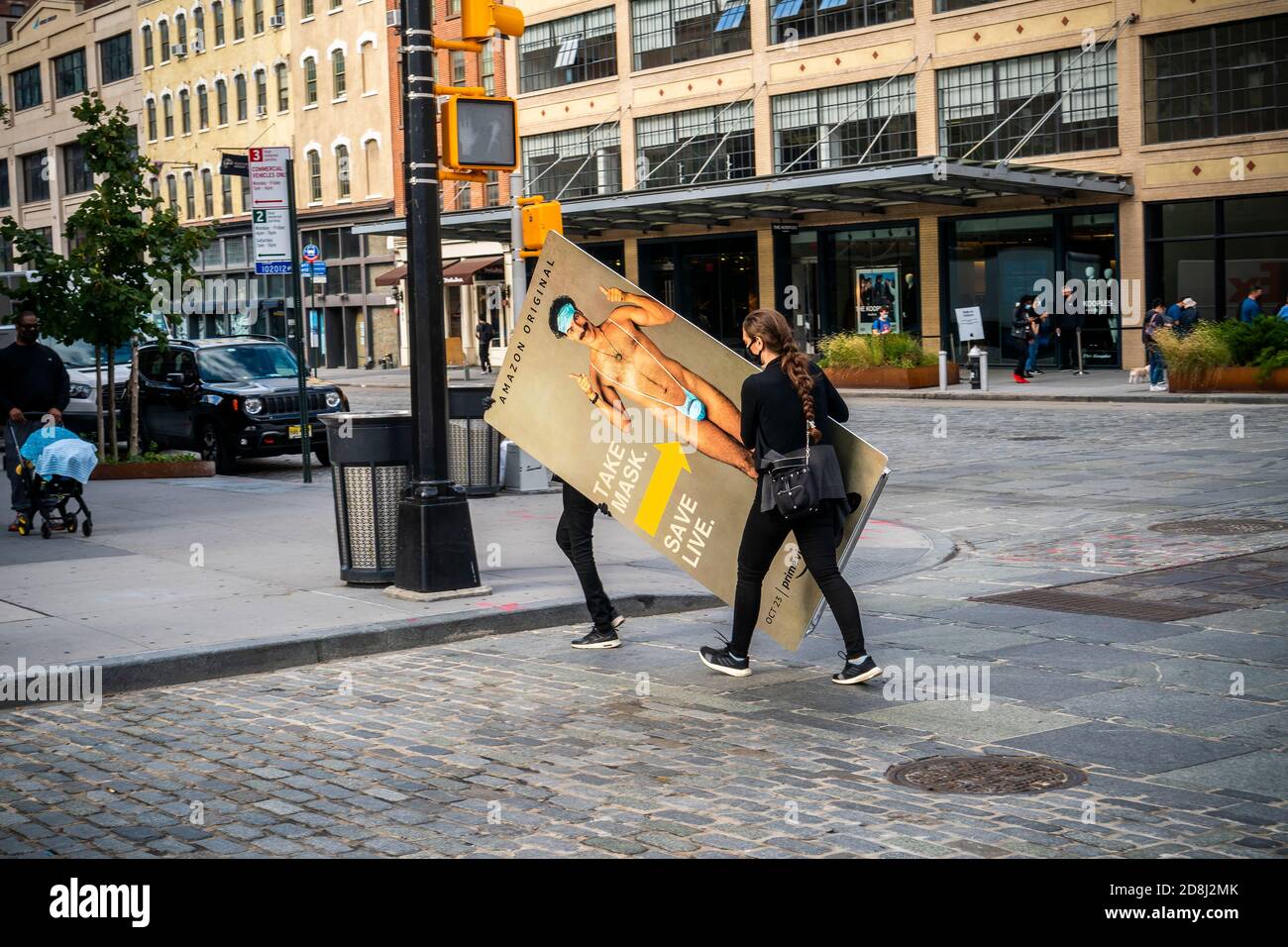 Arbeiter packen eine Handdesinfektionsmittel/Maske und geben die Markenaktivierung für „Borat fcent Moviefilm“ im Meatpacking District in New York am Freitag, den 23. Oktober 2020, ab. Der Sacha Baron Cohen Film feiert heute Premiere auf Amazon Prime. (© Richard B. Levine) Stockfoto