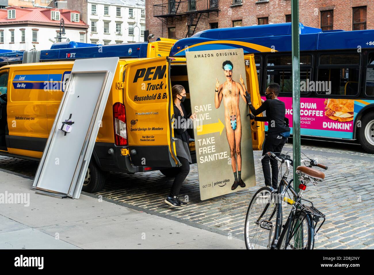 Arbeiter packen eine Handdesinfektionsmittel/Maske und geben die Markenaktivierung für „Borat fcent Moviefilm“ im Meatpacking District in New York am Freitag, den 23. Oktober 2020, ab. Der Sacha Baron Cohen Film feiert heute Premiere auf Amazon Prime. (© Richard B. Levine) Stockfoto