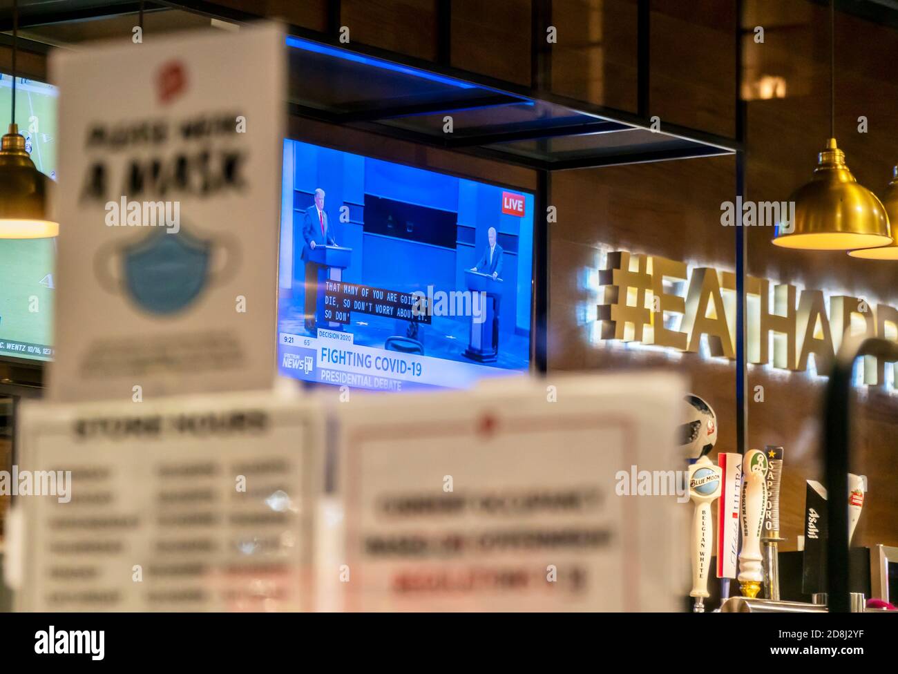 Ein Fernseher in einem BonChon Korean Chicken Restaurant in Chelsea in New York am Donnerstag, 22. Oktober 2020 zeigt die letzte Präsidentschaftsdebatte zwischen Präs. Donald Trump und dem Senator und demokratischen Kandidaten Joe Biden vor der Wahl am 3. November. (© Richard B. Levine) Stockfoto
