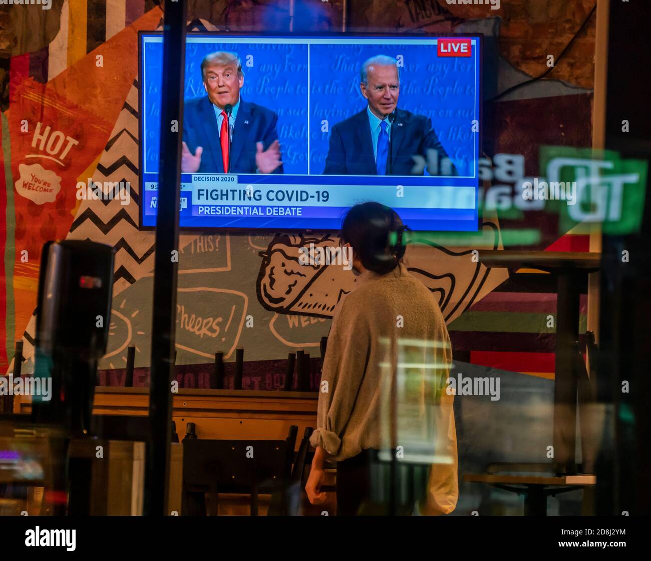 Ein Fernseher in einem Taco Bell Cantina Restaurant in Chelsea in New York am Donnerstag, 22. Oktober 2020 zeigt die letzte Präsidentschaftsdebatte zwischen Präs. Donald Trump und dem Senator und demokratischen Kandidaten Joe Biden vor der Wahl am 3. November. (© Richard B. Levine) Stockfoto