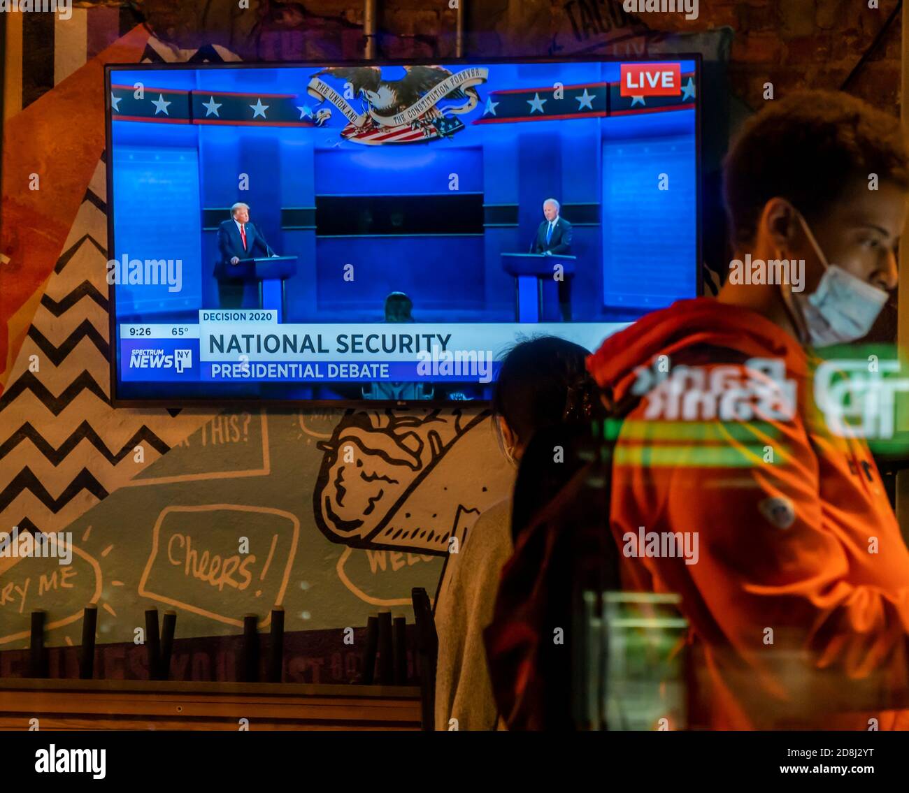 Ein Fernseher in einem Taco Bell Cantina Restaurant in Chelsea in New York am Donnerstag, 22. Oktober 2020 zeigt die letzte Präsidentschaftsdebatte zwischen Präs. Donald Trump und dem Senator und demokratischen Kandidaten Joe Biden vor der Wahl am 3. November. (© Richard B. Levine) Stockfoto