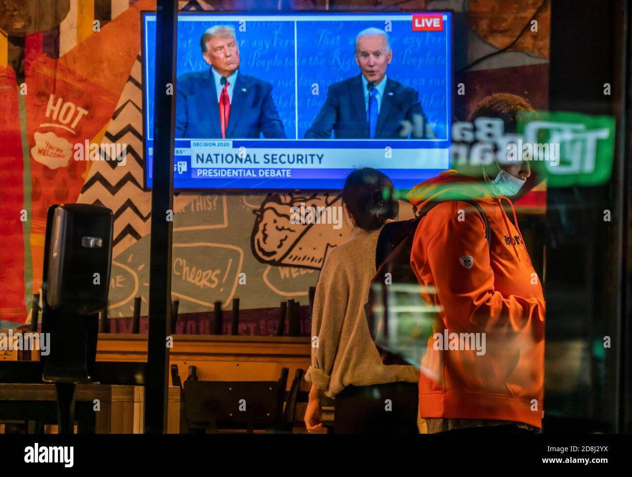 Ein Fernseher in einem Taco Bell Cantina Restaurant in Chelsea in New York am Donnerstag, 22. Oktober 2020 zeigt die letzte Präsidentschaftsdebatte zwischen Präs. Donald Trump und dem Senator und demokratischen Kandidaten Joe Biden vor der Wahl am 3. November. (© Richard B. Levine) Stockfoto