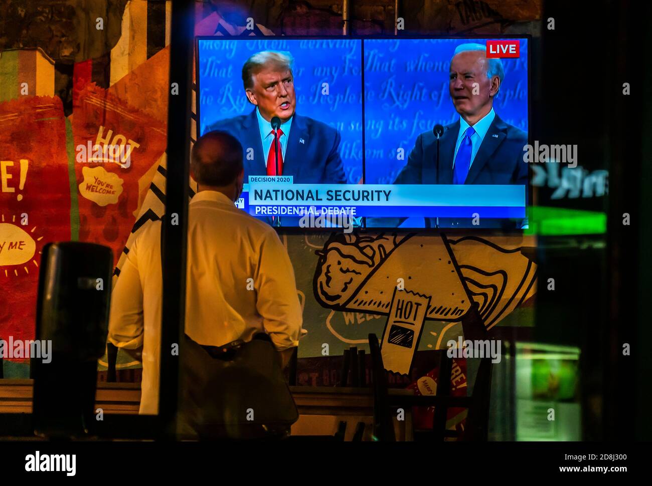 Ein Fernseher in einem Taco Bell Cantina Restaurant in Chelsea in New York am Donnerstag, 22. Oktober 2020 zeigt die letzte Präsidentschaftsdebatte zwischen Präs. Donald Trump und dem Senator und demokratischen Kandidaten Joe Biden vor der Wahl am 3. November. (© Richard B. Levine) Stockfoto