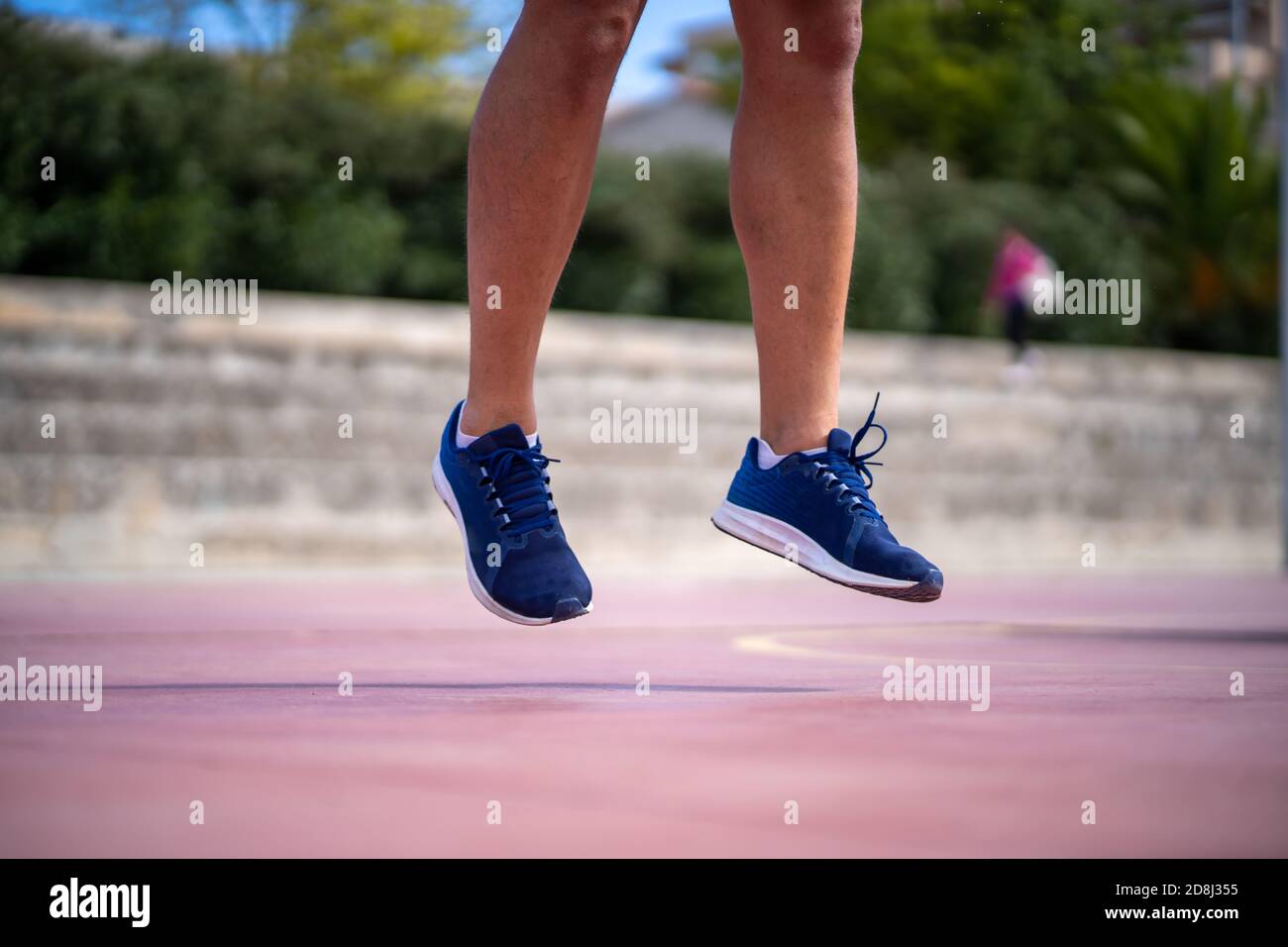 Detail eines Mannes, der seine Beine mit Power Ausfallschritte trainiert In einem Park im Freien Stockfoto