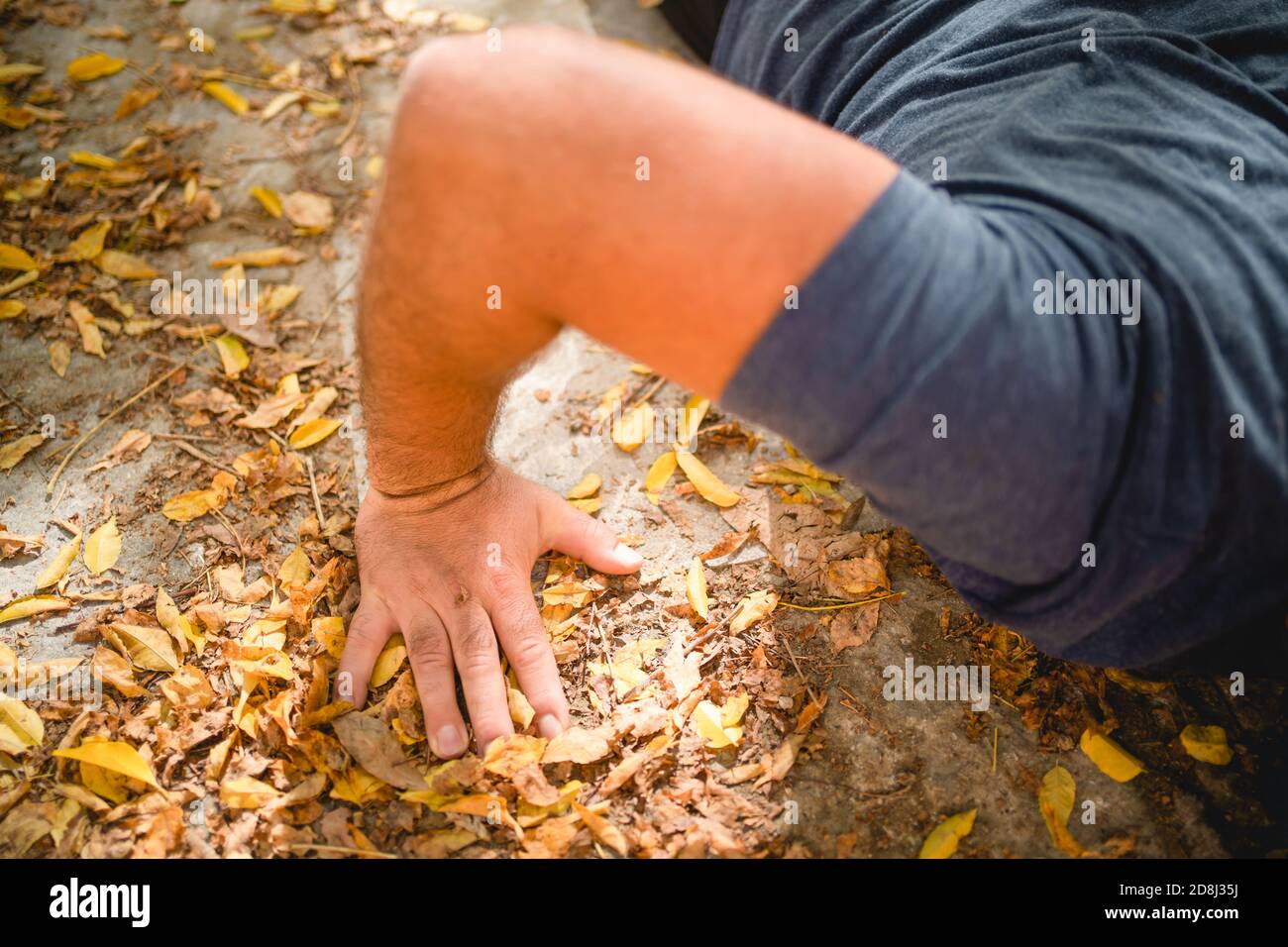 Nicht erkennbarer Mann tut Liegestütze in einem Park im Winter In Palma Stockfoto