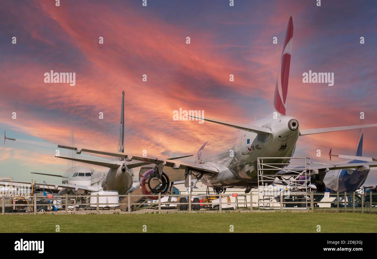 Kemble, Gloucestershire, England, Großbritannien. 2020. Unter einem Sonnenuntergangshimmel warten pensionierte Düsenflugzeuge darauf, auf einem Flugplatz in Gloucestershire abgebaut und recycelt zu werden. Stockfoto