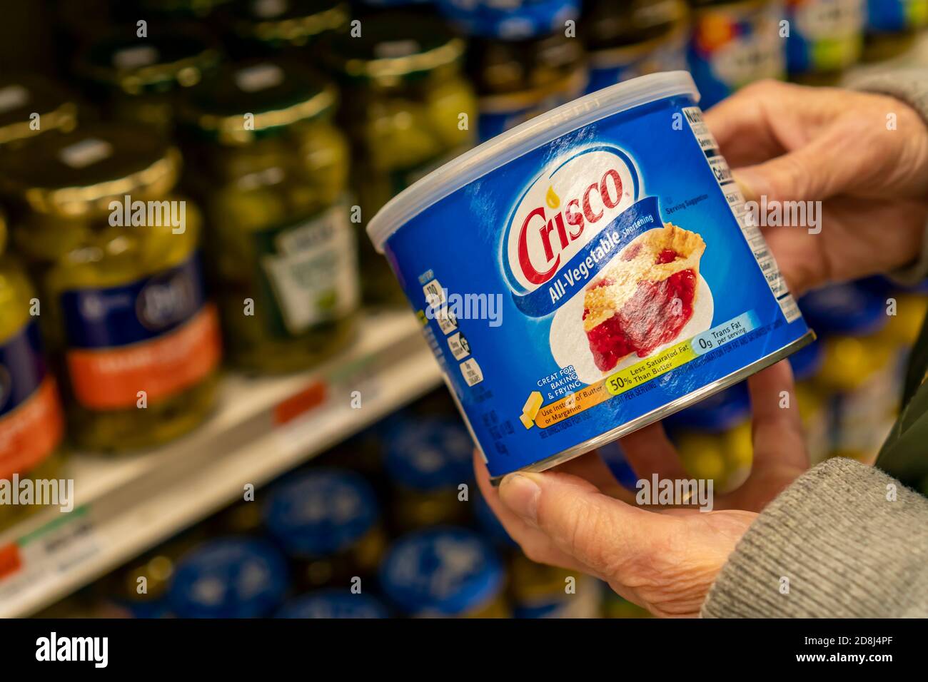 Am Dienstag, den 27. Oktober 2020, entscheidet sich ein Einkäufer für eine Dose Crisco-Gemüse-Kürzung in einem Supermarkt in New York. J.M. Smucker Co., der Eigentümer von Crisco, verkauft die legendäre Verkürzungsmarke an B&G Foods Inc, Eigentümer von über 50 Marken, darunter Green Giant und Cream of Wheat, in einem All-Cash-Deal mit einem Wert von 550 Millionen US-Dollar. (© Richard B. Levine) Stockfoto