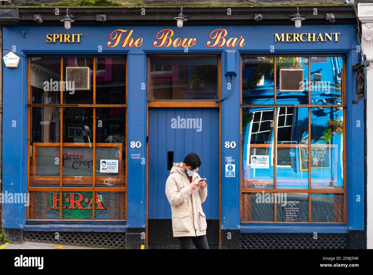 Edinburgh, Schottland, Großbritannien. 30. Oktober 2020. Edinburgh bleibt in Stufe 3 (Ebene 3) gesperrt Bars und Restaurants bleiben stark eingeschränkt während der Geschäftszeiten mit vielen verbleibenden geschlossen und an Bord. Im Bild: Die Bow Bar in der Victoria Street bleibt geschlossen. Iain Masterton/Alamy Live News Stockfoto