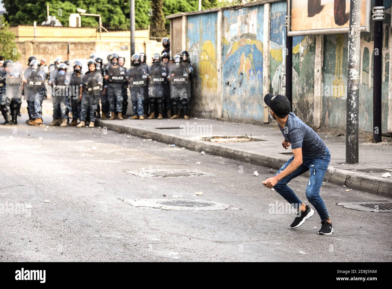 Beirut, Libanon, 30. Oktober 2020. Steine auf die Polizei werfen, als eine kleine Gruppe von Männern aus Tripolis und Beirut mit libanesischen Sicherheitskräften kollidiert. Bei einem Versuch der pan-islamischen Gruppe Hizb Ut Tahrir, vor der französischen Botschaft zu marschieren, brachen Handgemenge aus, um gegen die antiislamische Haltung des Präsidenten Emmanuel Macron zu protestieren. Emotionen liefen hoch, als es fühlte, dass der Prophet Mohammed während seines Geburtstags missachtet wird. Kredit: Elizabeth Fitt/Alamy Live Nachrichten Stockfoto