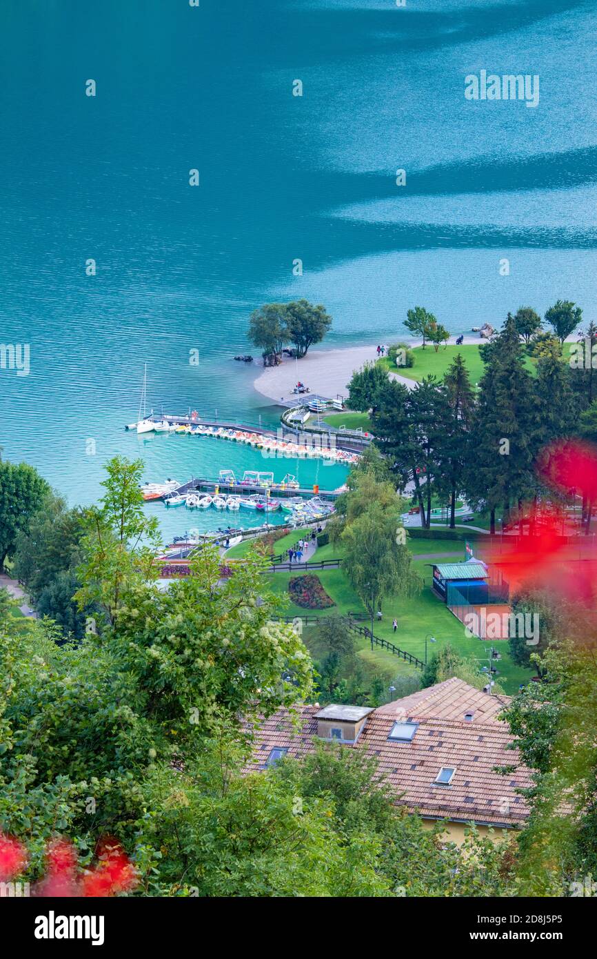 Schöne Aussicht auf Molveno See in einem Sommertag Stockfoto