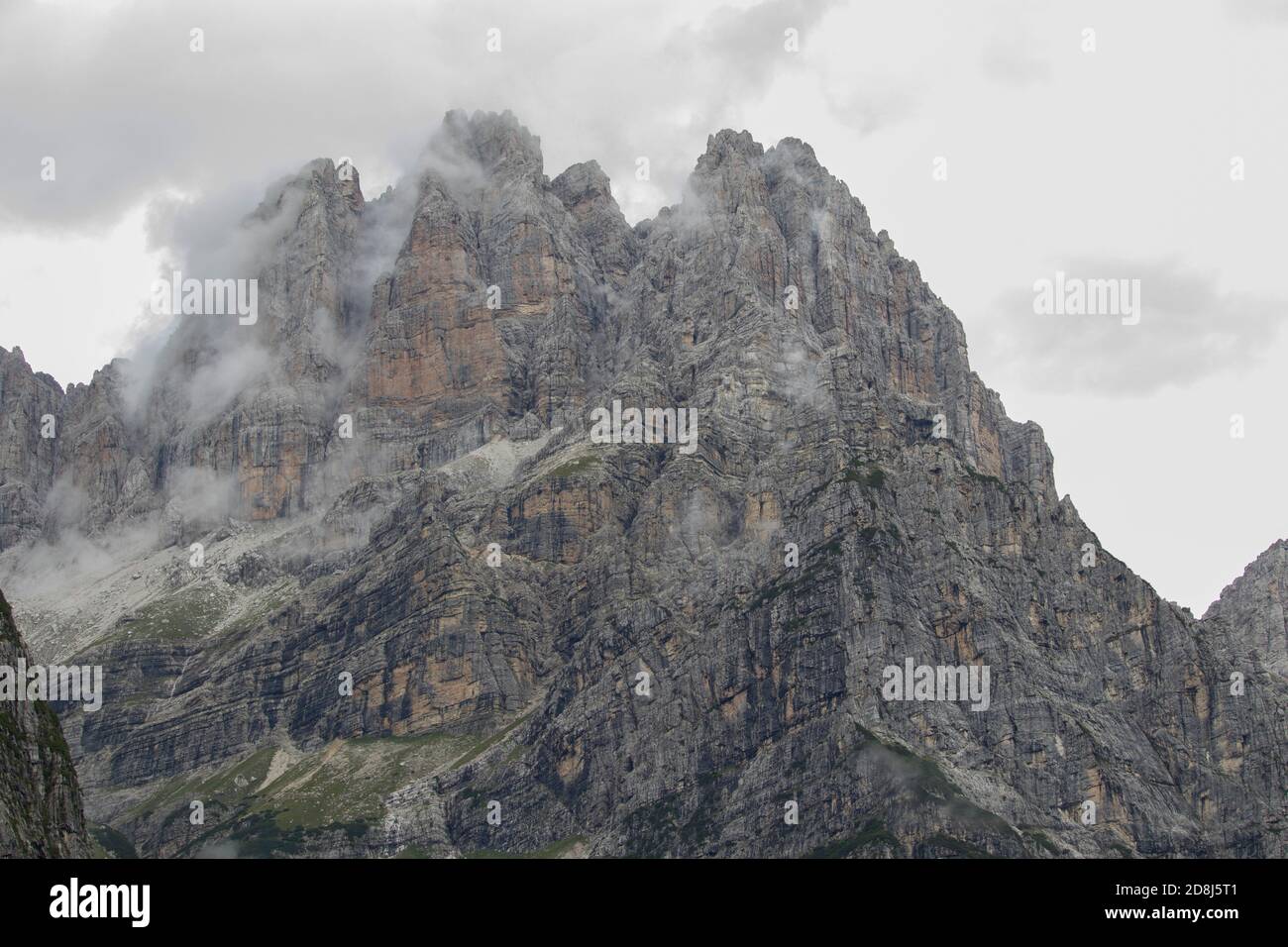 Dolomiten, Brenta. Schöner nebliger Tag im kalten Sommertag in Moveno, Italien Stockfoto