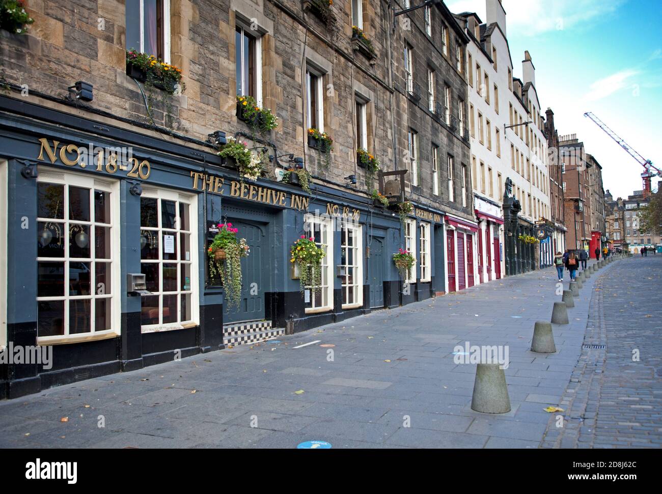 Edinburgh Stadtzentrum, Grassmarket, Schottland, Großbritannien. 30. Oktober 2020. Die wenigen Touristen dort finden, gibt es wenig offen, um sie im Zentrum der Stadt mit Pubs und Restaurants zu unterhalten, die immer noch wegen Covid-19 Einschränkungen geschlossen sind. Stockfoto