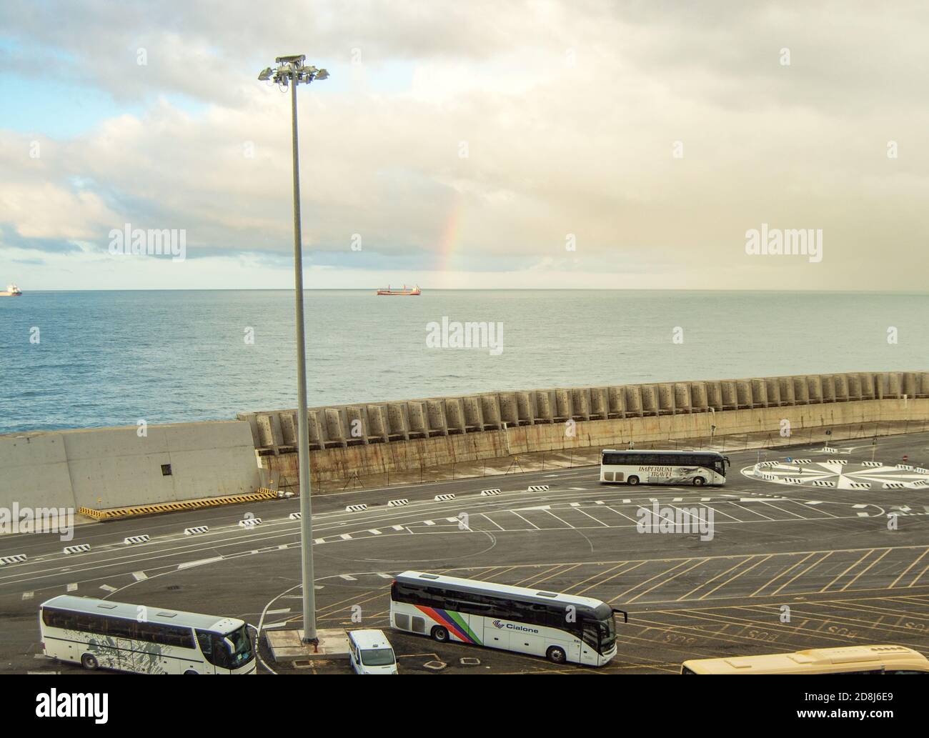 Italien, Civitavecchia, 07. Oktober 2018: Blick auf den Pier und Parkplatz der Touristenbusse, von der Terrasse des Kreuzfahrtschiffes MSC Meraviglia Stockfoto