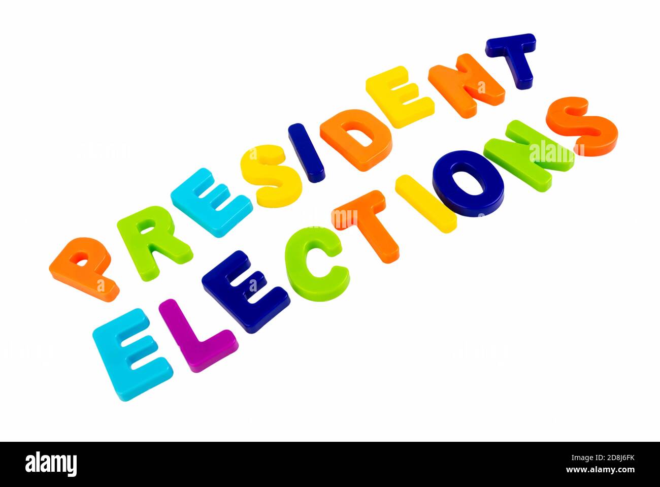 Text PRÄSIDENTSCHAFTSWAHLEN in Plastikbuchstaben auf weißem Hintergrund geschrieben. Konzept für den Wahlkampf. Stockfoto