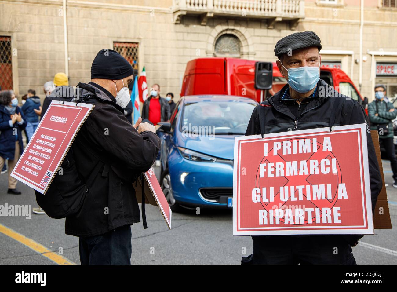 Bologna, Italien. Oktober 2020. Theaterarbeiter, Tänzer und Personen, die im Kultur- und Unterhaltungssektor arbeiten, nehmen am 30. Oktober 2020 in Bologna, Italien, an einem Protest gegen die neuen Sperrmaßnahmen für die Pandemie Covid-19 Teil. Kredit: Massimiliano Donati/Alamy Live Nachrichten Stockfoto