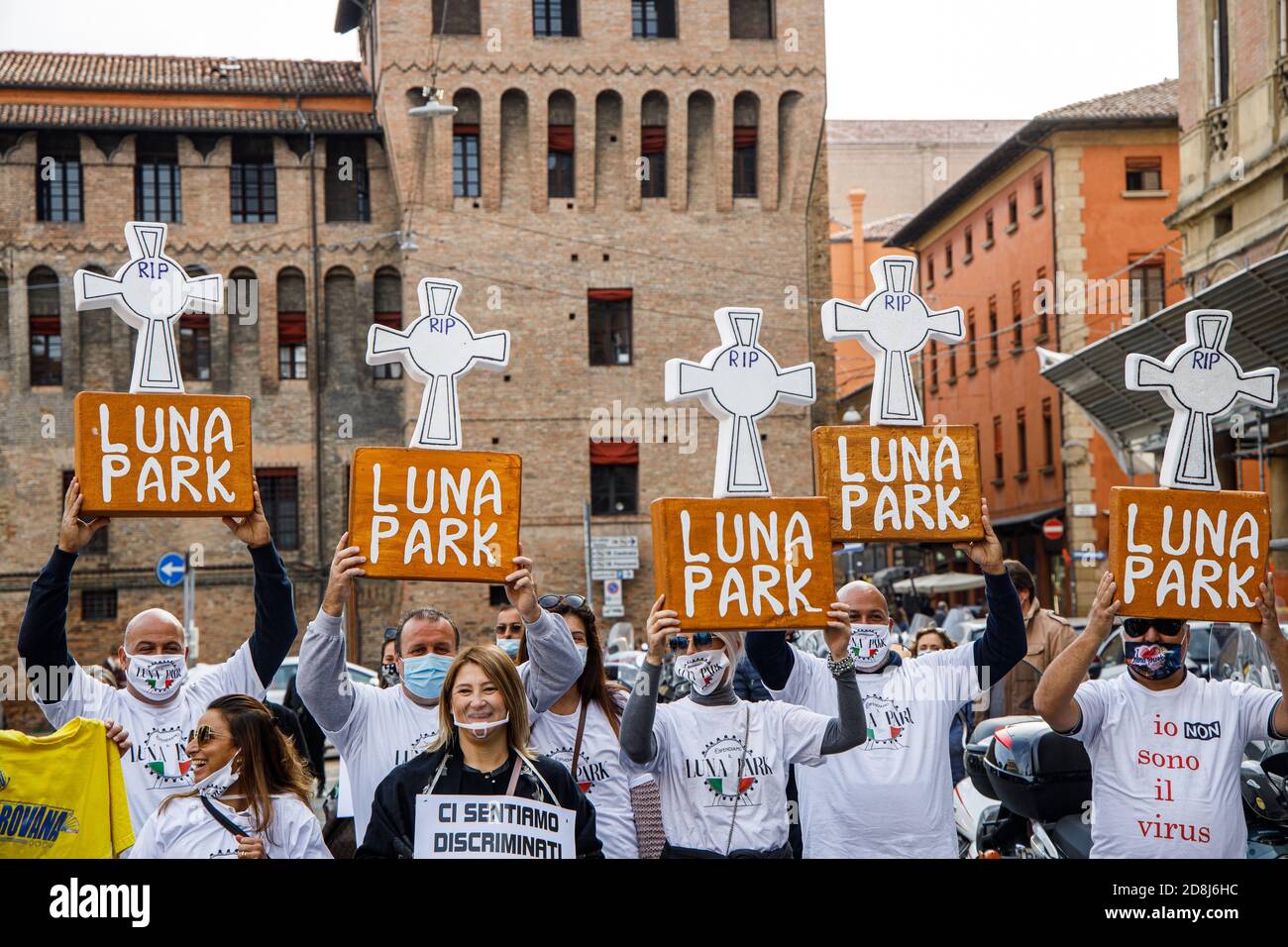 Bologna, Italien. Oktober 2020. Theaterarbeiter, Tänzer und Personen, die im Kultur- und Unterhaltungssektor arbeiten, nehmen am 30. Oktober 2020 in Bologna, Italien, an einem Protest gegen die neuen Sperrmaßnahmen für die Pandemie Covid-19 Teil. Kredit: Massimiliano Donati/Alamy Live Nachrichten Stockfoto