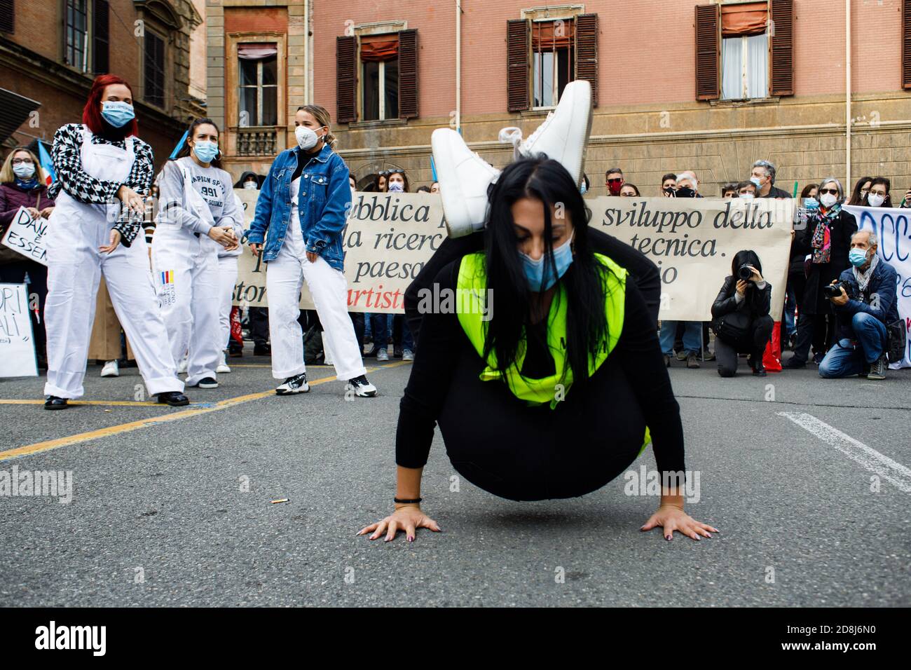 Bologna, Italien. Oktober 2020. Theaterarbeiter, Tänzer und Personen, die im Kultur- und Unterhaltungssektor arbeiten, nehmen am 30. Oktober 2020 in Bologna, Italien, an einem Protest gegen die neuen Sperrmaßnahmen für die Pandemie Covid-19 Teil. Kredit: Massimiliano Donati/Alamy Live Nachrichten Stockfoto