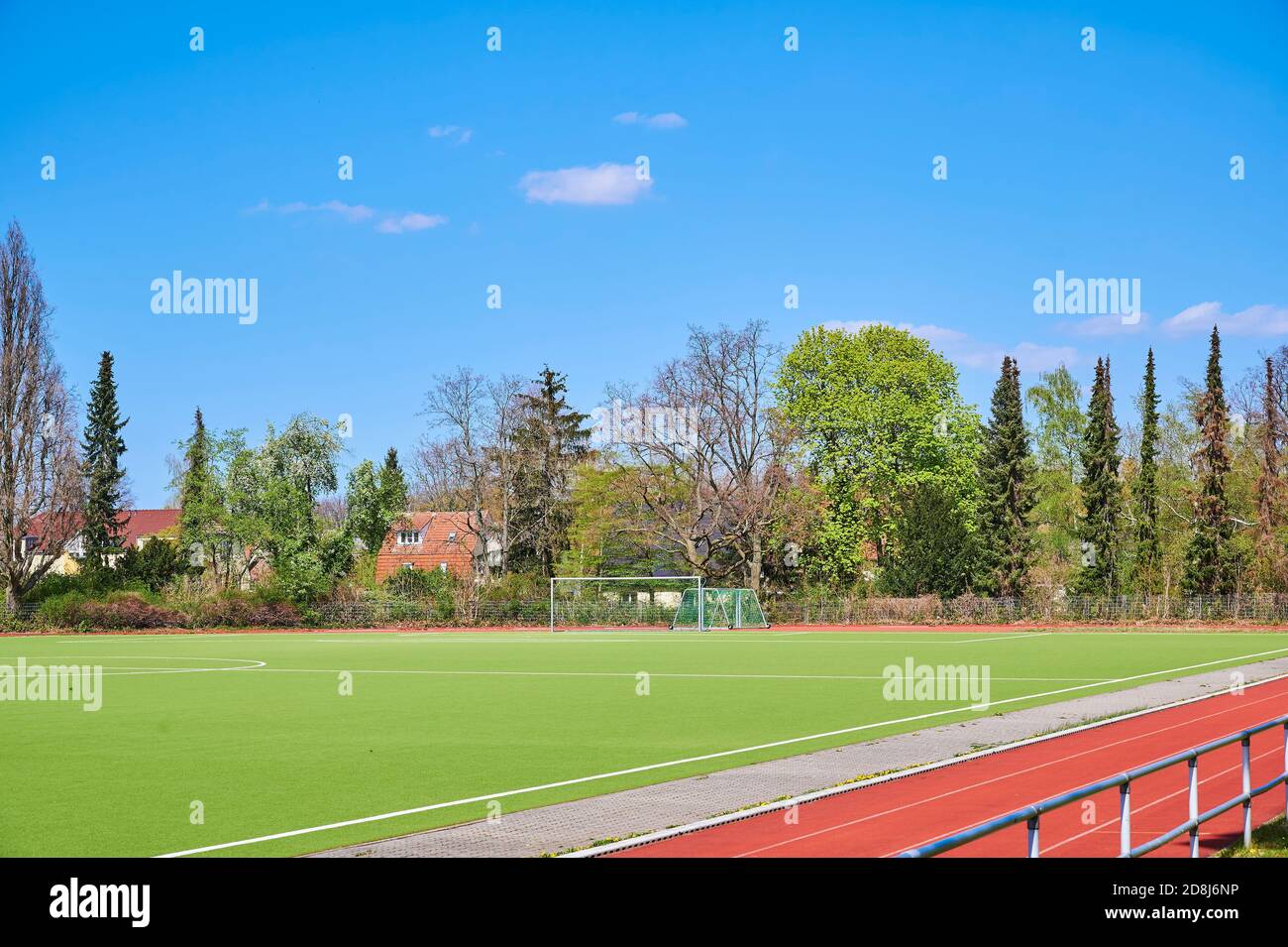 Ein leeres Fußballfeld, das aufgrund der hohen Anzahl von Infektionen durch Covid-19 geschlossen ist. Stockfoto