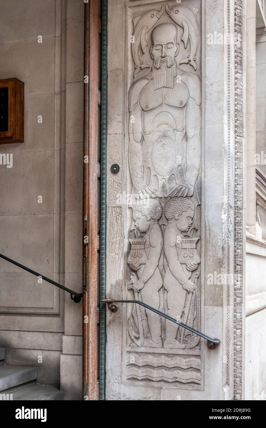 Schnitzerei von Sklavenjungen mit Handtüten am Eingang zur Martins Bank, Liverpool. Bezieht sich auf Liverpools Beteiligung am Sklavenhandel. Stockfoto