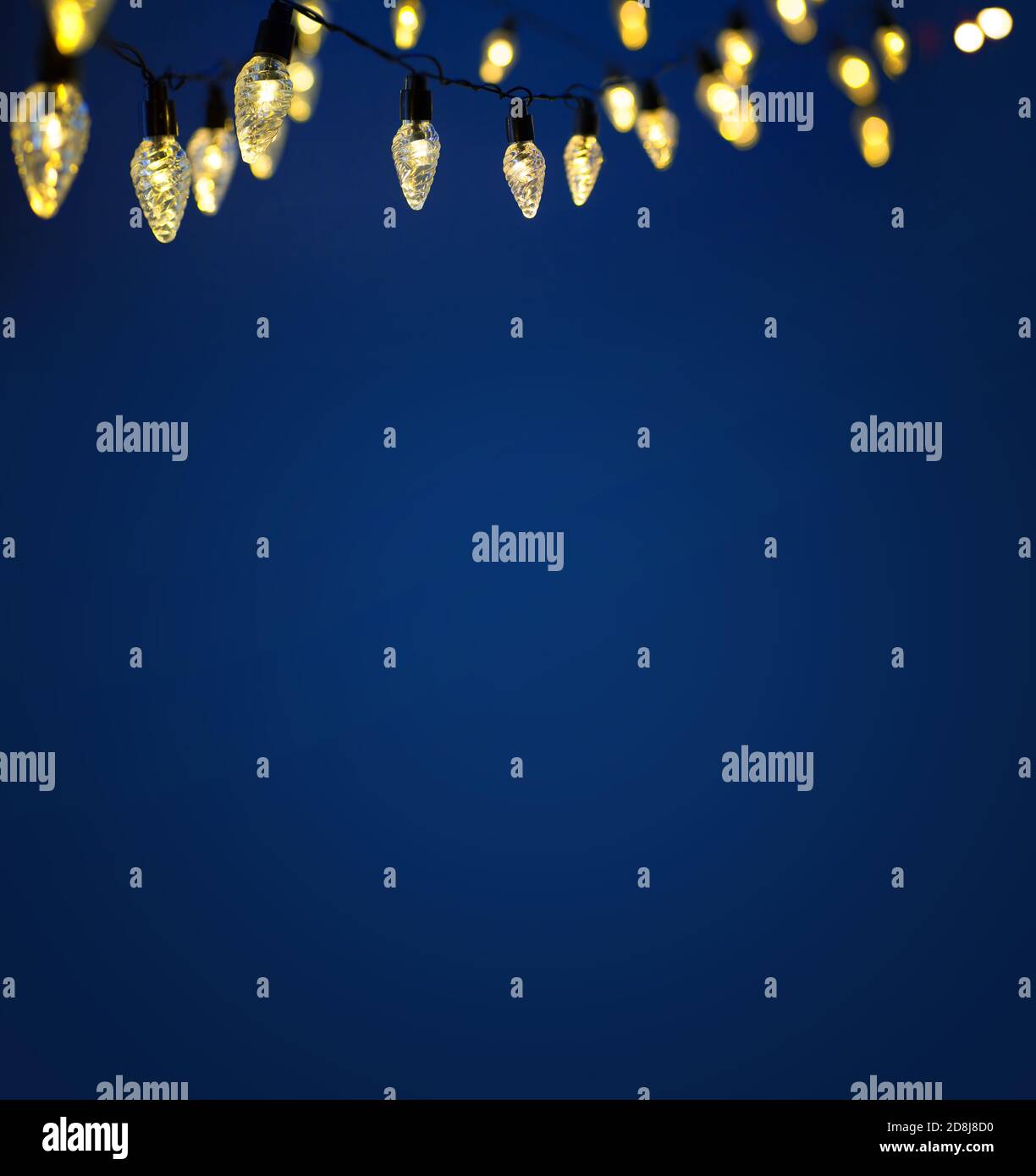 Weihnachtsbeleuchtung - weihnachten Girlande Bokeh Lichter auf blauem Hintergrund Stockfoto