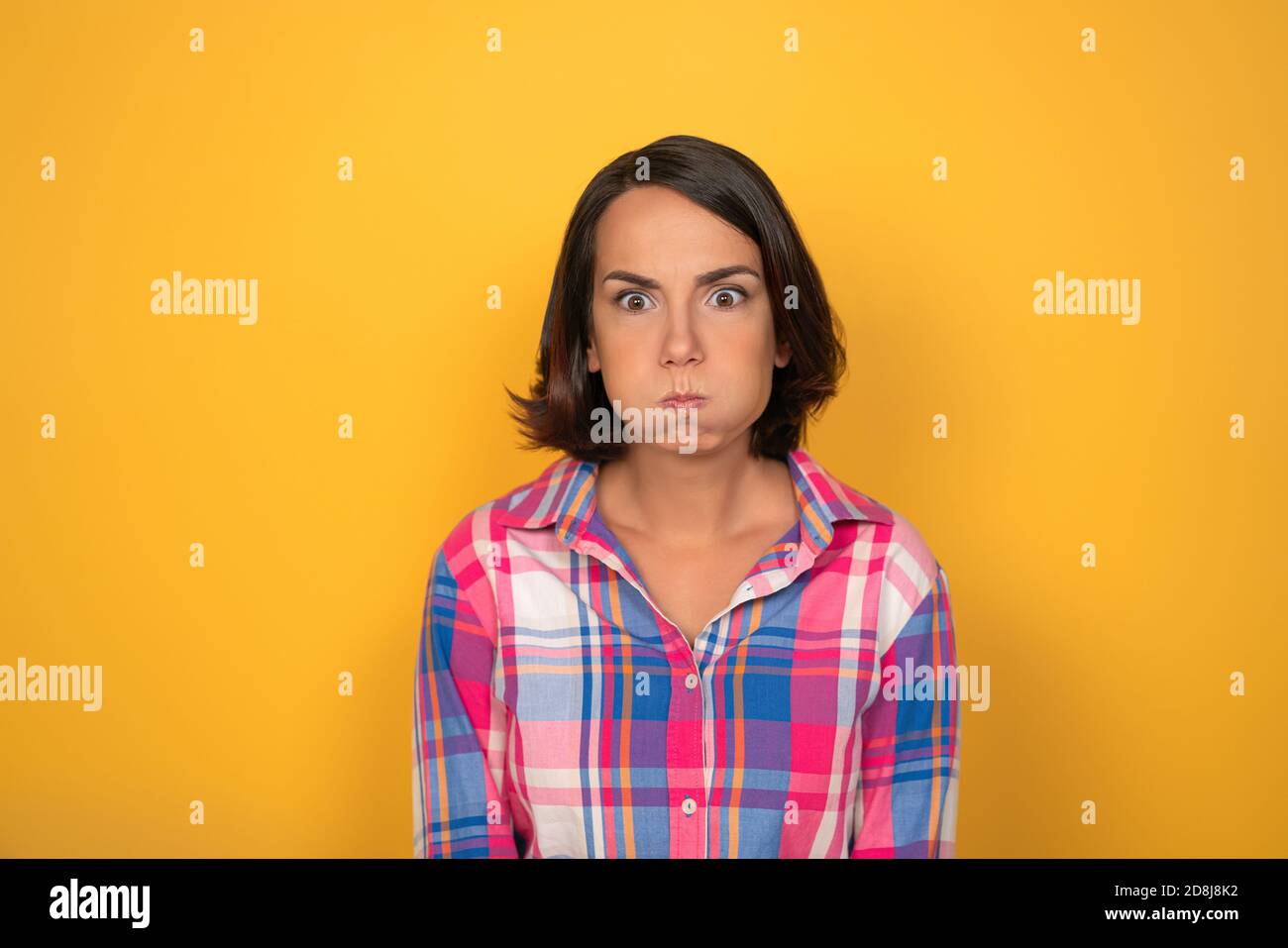 Junge hübsche Mädchen hat Wasser in ihrem Mund gewonnen und Ist still Stockfoto