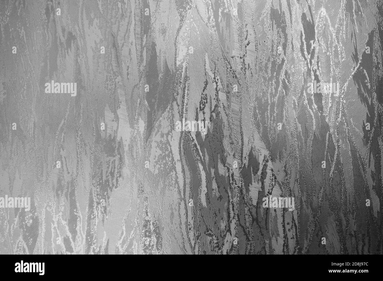 Glastextur mit Flecken reflektierten Lichts. Abstrakter Technologiehintergrund. Schwarz und Weiß. Stockfoto