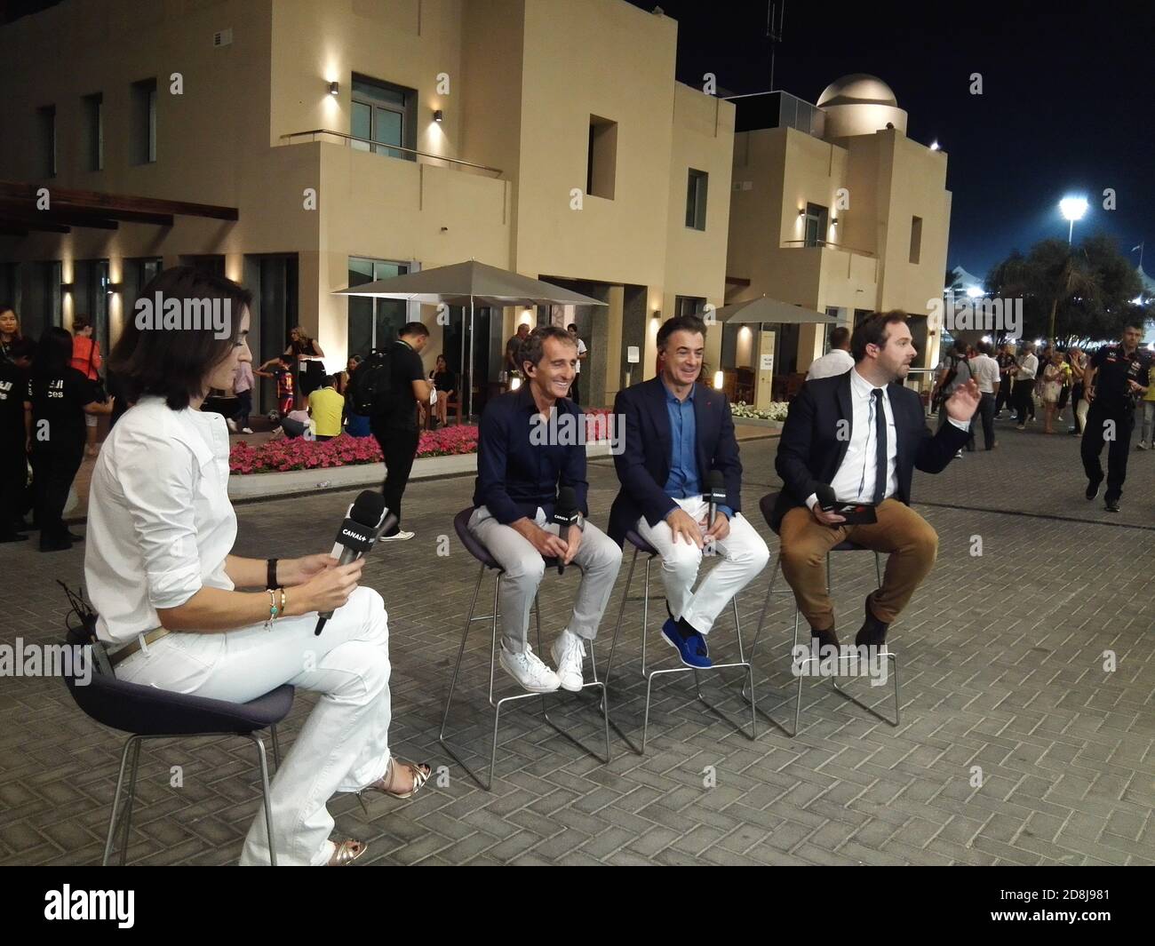 Der berühmte französische F1-Pilot Alan Prost bereitet sich auf das Interview mit Kollegen und dem TV-Team in der Alley des Formel-1-Teams in der Nacht vor Stockfoto