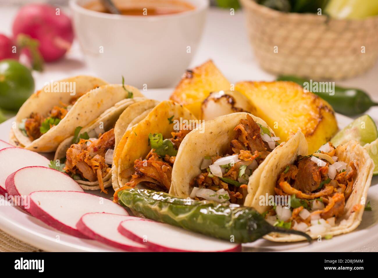 Authentische mexikanische Tacos al Pastor, leckeres Essen für Cinco de Mayo Feier Stockfoto