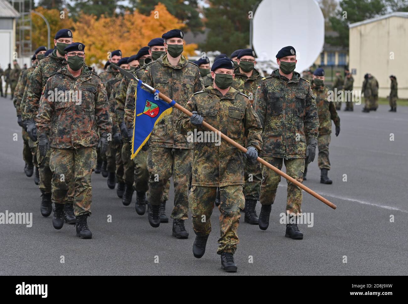 Storkow, Deutschland. Oktober 2020. Soldaten aus dem Informationstechnikbataillon 381 der Kurmark Kaserne während des Rollaufrufs. Quelle: Patrick Pleul/dpa-Zentralbild/ZB/dpa/Alamy Live News Stockfoto