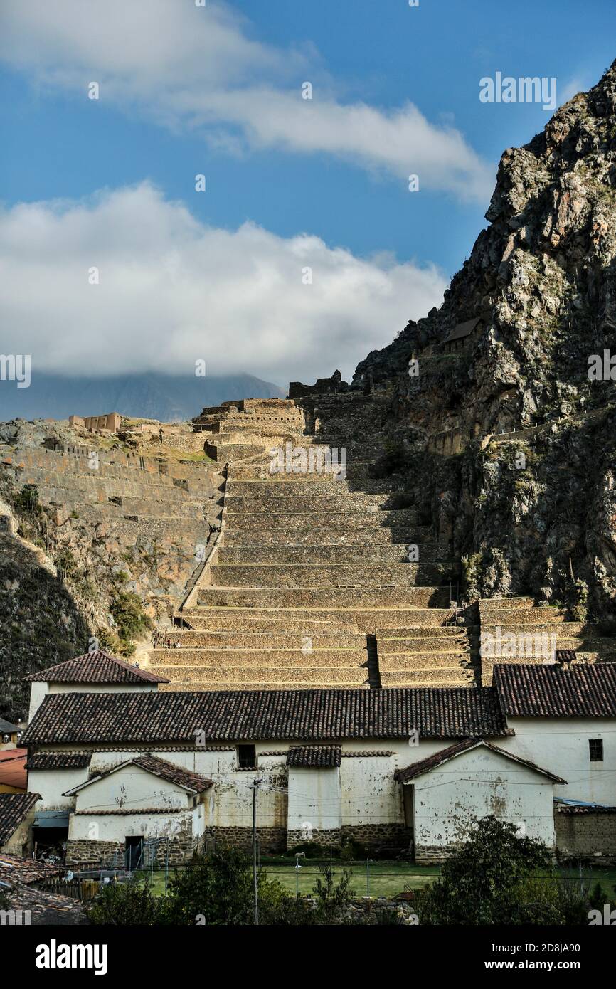 Inka-Ruinen von Ollantaytambo und moderne Häuser, Ollantaytambo, Cusco, Peru Stockfoto