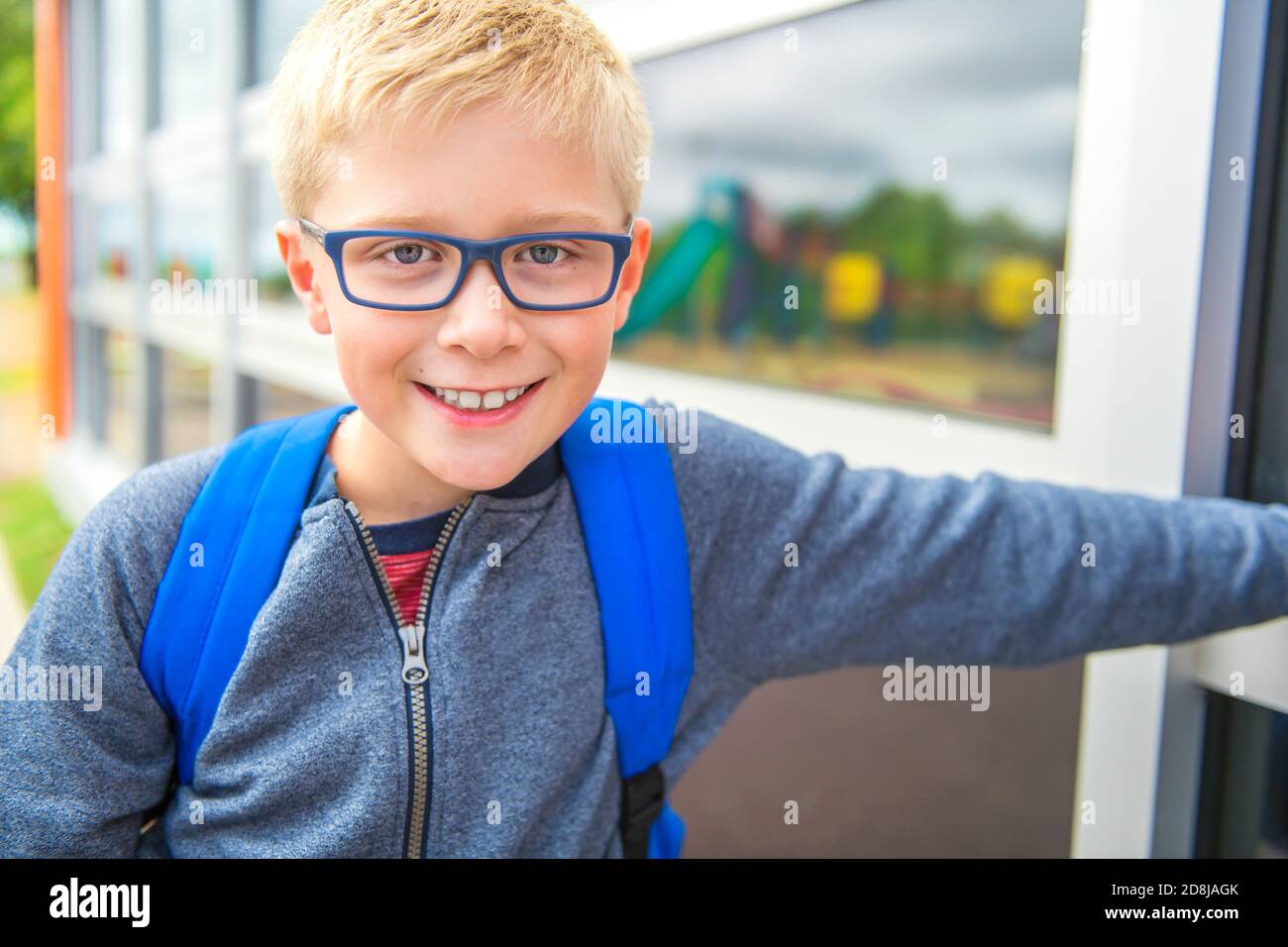 Nizza Porträt von niedlichen Jungen mit Rucksack Stockfoto