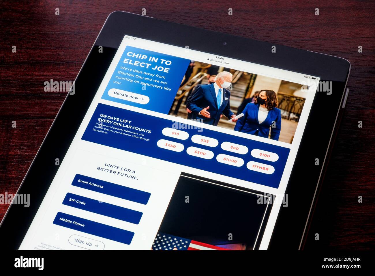 Die offizielle Website des US-Präsidentschaftswahlkampfs 2020 von Joe Biden Kamala Harris ist auf einem iPad zu sehen. Stockfoto