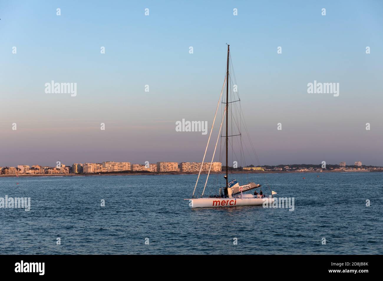 LES SABLES D'OLONNE, FRANKREICH - 30. OKTOBER 2020: Sebastien Destremau Boot (Merci) in der Bucht für die Vendee Globe 2020 am 30,2020. Oktober. Stockfoto