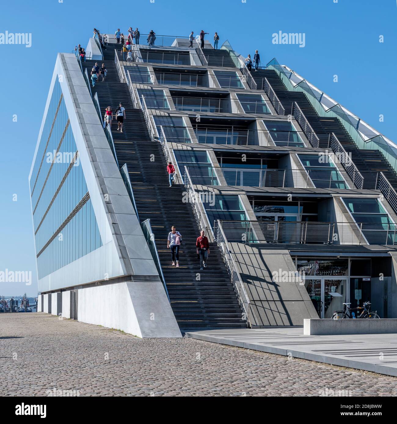 Das pointige schiffsförmige Gebäude ist das Dockland Office Building in Hamburg. Über den Büroräumen befinden sich Treppen hinauf zur Aussichtsplattform auf dem Dach. Stockfoto