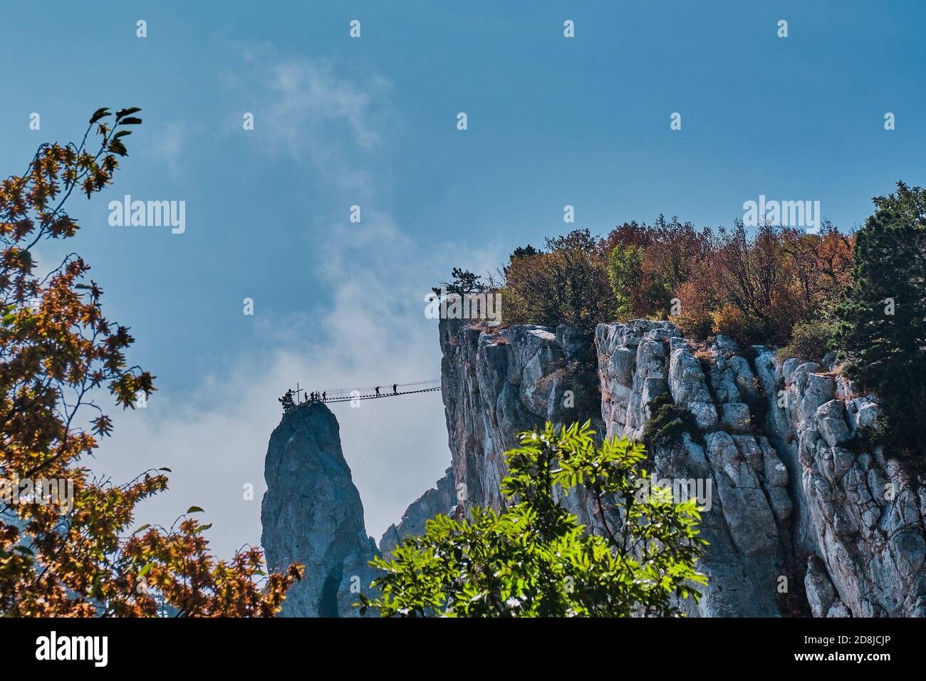 Die schöne Berglandschaft der Südkrim. AI Petri Plateau. Hängebrücke zwischen Bergzinnen für extreme Unterhaltung. Stockfoto