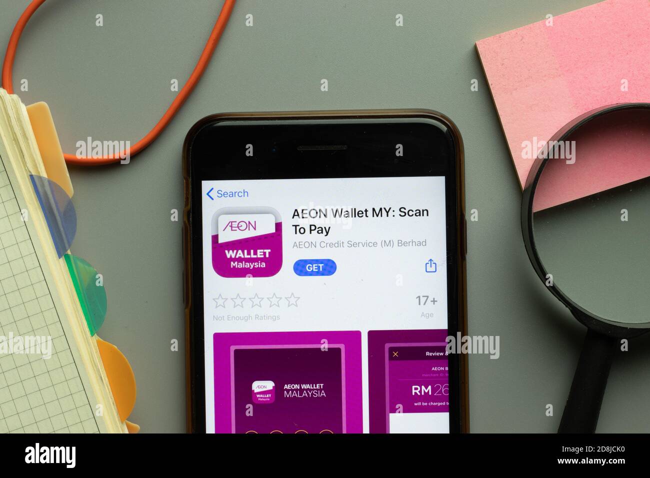 New York, USA - 26. Oktober 2020: AEON Wallet MY Scan to Pay mobile App Logo auf dem Handy-Bildschirm Nahaufnahme, illustrative Editorial Stockfoto