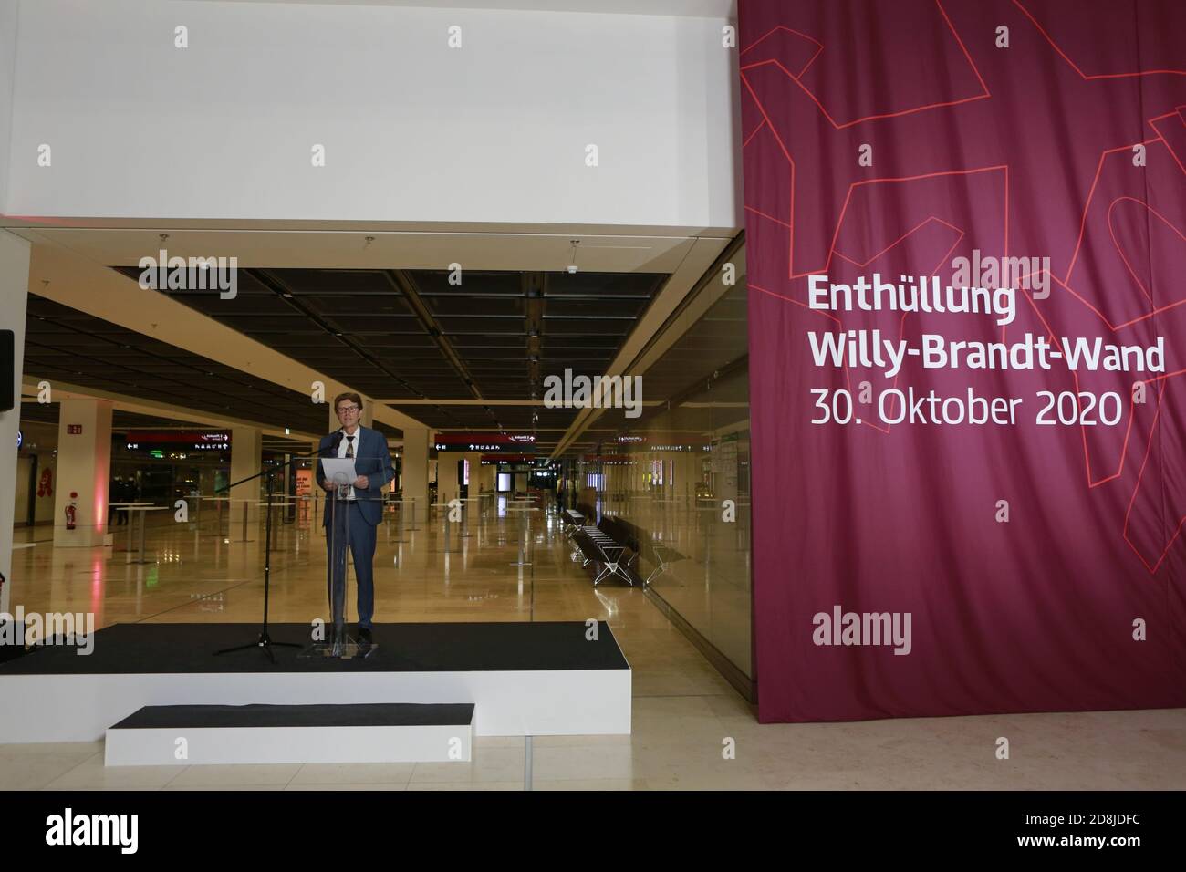 10/30/2020, Schönefeld, Deutschland, Engelbert Lütke Daldrup, Vorsitzender der Geschäftsführung der Flughafen Berlin Brandenburg GmbH: Feierliche Enthüllung der Willy Brandt Wand im Terminal 1 am 30. Oktober. Stockfoto