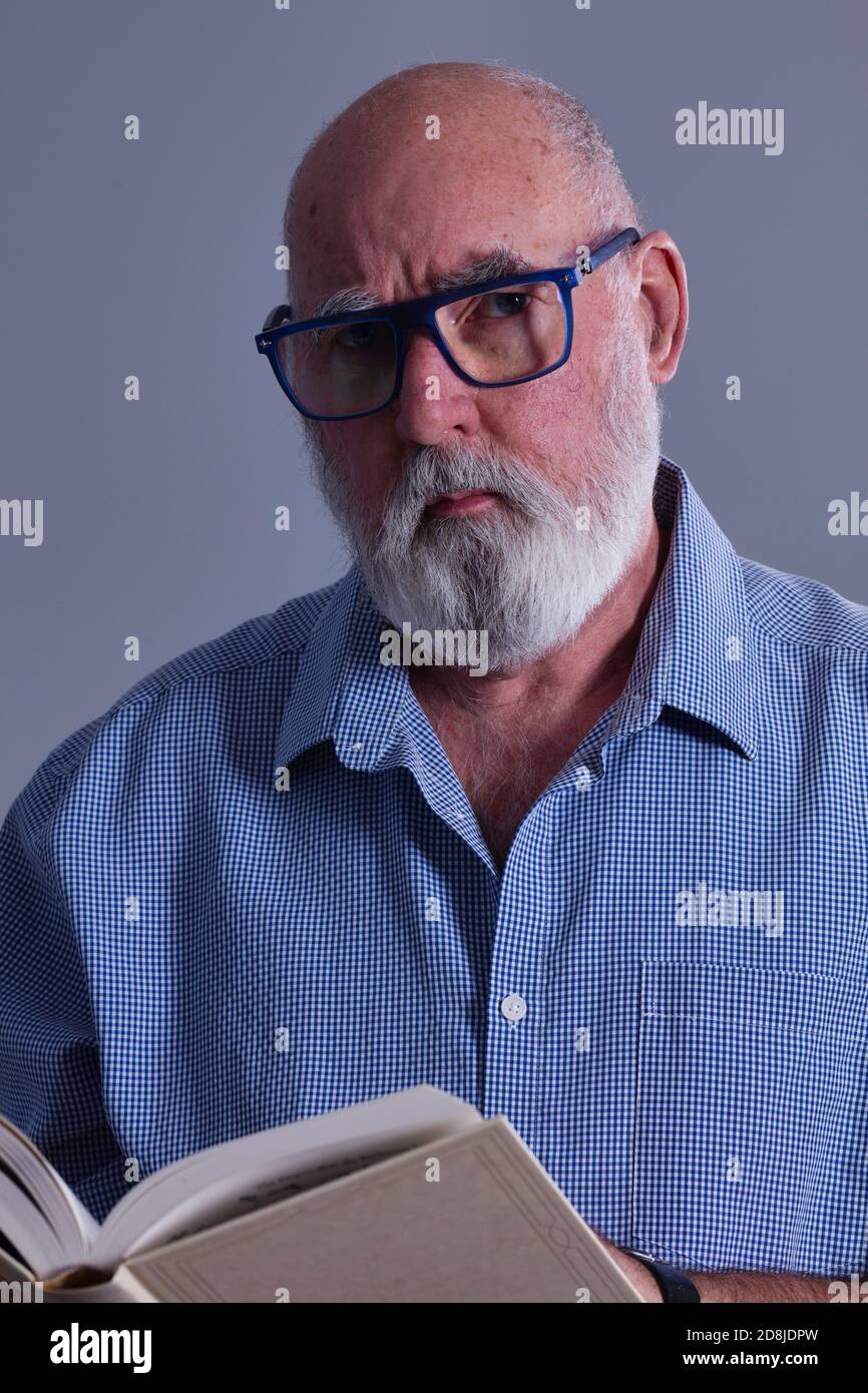 Kopf- und Schulteraufnahme eines bärtigen Mannes im Alter. Stockfoto